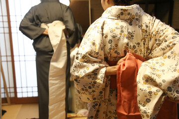 着物の着付け体験をする女性