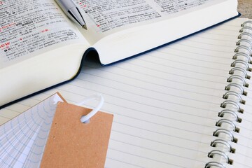 教育イメージ　試験勉強　テスト勉強　英和辞典と単語帳　3:2