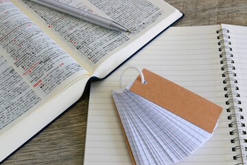 Obraz premium 教育イメージ 試験勉強 テスト勉強 英和辞典と単語帳 3:2