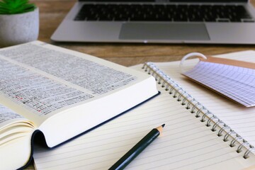 教育イメージ　試験勉強　テスト勉強　英和辞典と単語帳　3:2