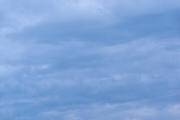 Obraz premium Serene sky with soft cloud patterns on a calm day.