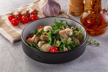Green salad with canned tuna