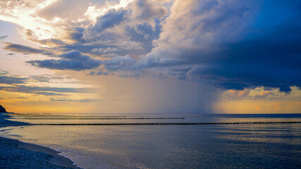 Ostseestrand mit dramatisch bewölktem Himmel