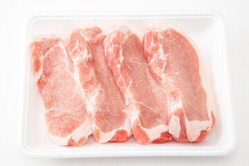 プラスチックトレーに入った豚ロース肉　白バック