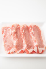 トレーに入った豚ロース肉　白バック
