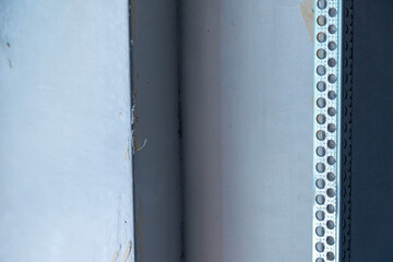 Ein Eckprofil beim Trockenbau mit Reißzwecken befestigen