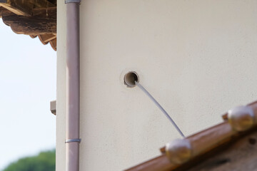 住宅外壁に取り付けられたエアコン配管