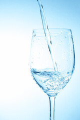 グラスに水を注ぐ	