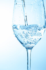 グラスに水を注ぐ	