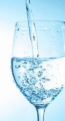 グラスに水を注ぐ	