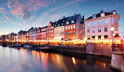 Obraz premium Charm of Copenhagen, Denmark at Nyhavn. Iconic canal, colorful morning twilight with breathtaking water reflections.
