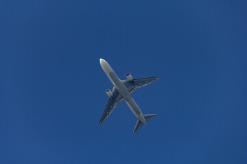 晴天の空に舞う航空機