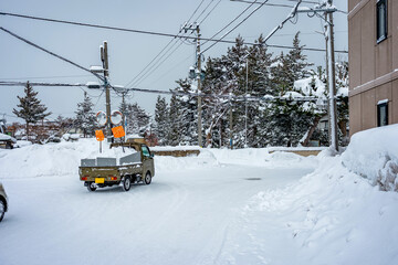 雪国の生活：雪まみれの住宅地では毎日積もった雪を捨てるための軽トラックが必需品