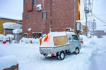 雪国の生活：雪まみれの住宅地では毎日積もった雪を捨てるための軽トラックが必需品