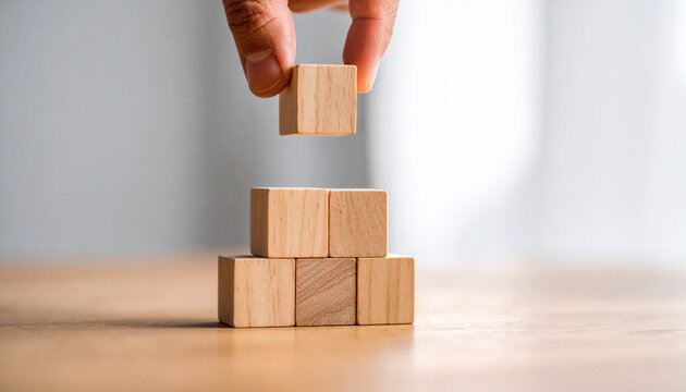 Construcci&oacute;n conjunta con bloques de madera iguales, s&iacute;mbolo de trabajo en equipo, colaboraci&oacute;n, esfuerzo compartido, organizaci&oacute;n, planificaci&oacute;n y base s&oacute;lida para proyectos y metas comunes