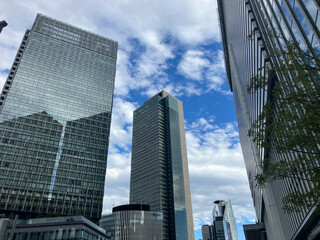 Obraz premium 雨上がりの爽やかな名古屋のビル街