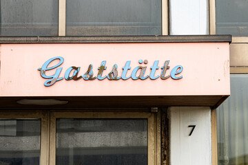 Eingangsschild der ehemaligen Gaststätte