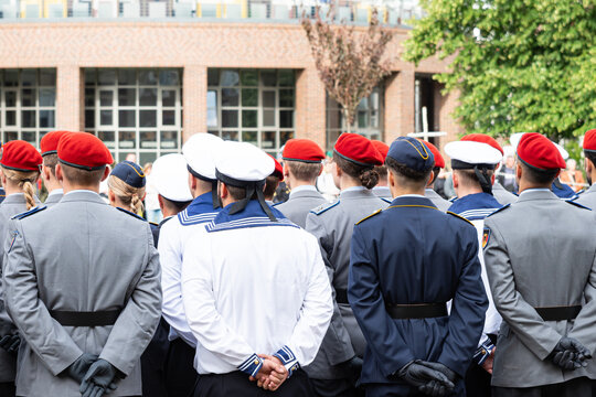 Junge Rekruten bei der Vereidigung