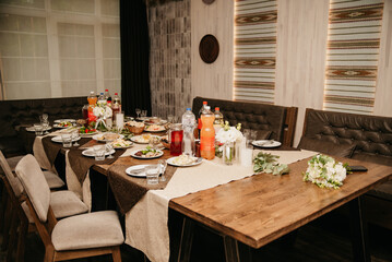 During the banquet, the restaurant will have various dishes, alcoholic and non-alcoholic drinks, and tableware