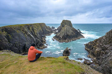 Mann blickt auf Landschaft am Malin Head in Irland