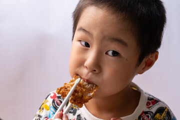 子供　食べてる時　ポートレート