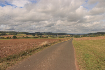 Spätsommer in Oberhessen; Weiter Horizont vom Schwalm-Radweg bei Schwalmtal