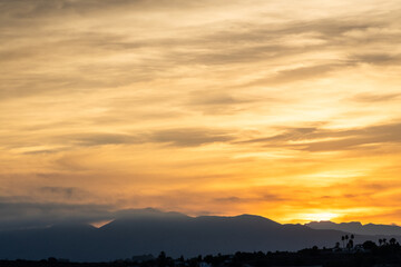 Sonnenaufgang über den Bergen zwischen Benitaxell und Teulada mit Blick auf Calpe in Spanien