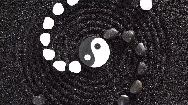 Japanischer ZEN Garten der Meditation und Entspannung f&uuml;r K&ouml;rper, Geist und Seele mit Sand und Yin Yang Steinen in Rotation