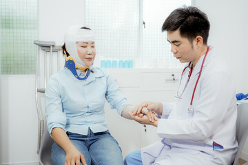 Obraz premium Hand bandages, human bandages, and first aid bandages. Teaching or tutoring with care, attention, or assistance in the office. Emergency nurse.