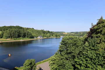 Fototapeta premium Blick auf den Ausgleichsweiher der Möhnetalsperre im Sauerland