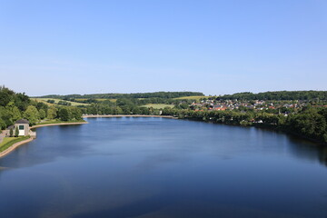 Obraz premium Blick auf den Ausgleichsweiher der Möhnetalsperre im Sauerland
