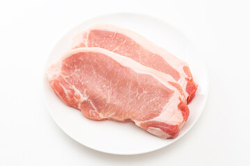 皿に乗った豚ロース肉　白バック