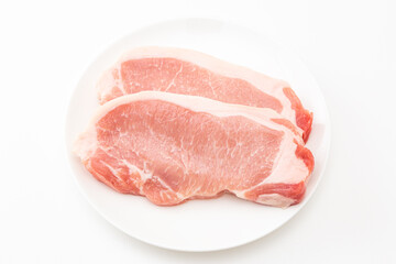 皿に乗った豚ロース肉　白バック