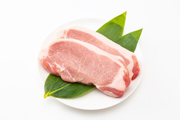 皿に乗った豚ロース肉　白バック