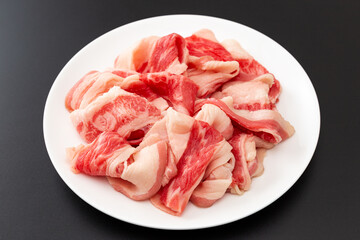 皿に乗った牛肉　黒背景