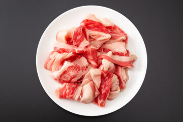 皿に乗った牛バラ肉　黒背景