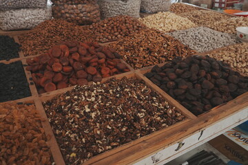 Dried Ffruits and Mixed Nuts in Market - 市場のドライフルーツとナッツ