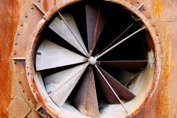 Anciens rotors rouillés de gaine d'aération.