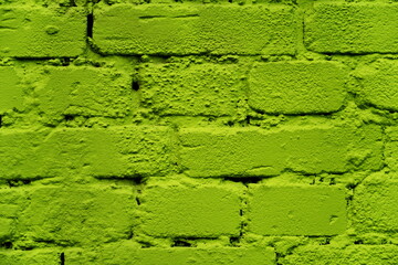 Mur de briques peint vert.