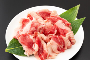 皿に乗った牛肉　黒背景