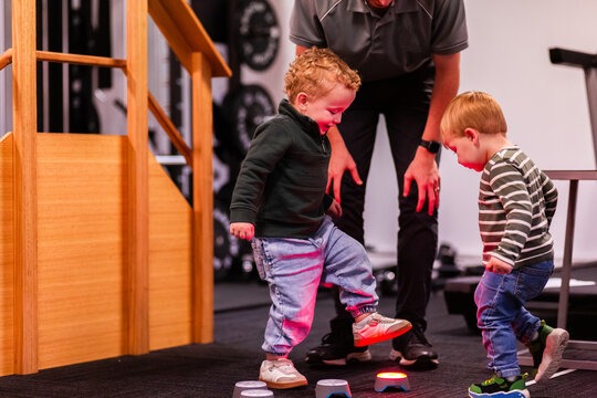 Kids showing reflex reaction time with physiotherapist light equipment