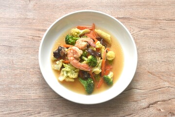 stir fried slice cauliflower and mixed vegetable with shrimp on plate