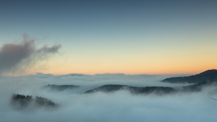 Burgruine Meistersel im Pfälzerwald bei Sonnenaufgang mit Hügeln im Nebelmeer wie kleine Inseln