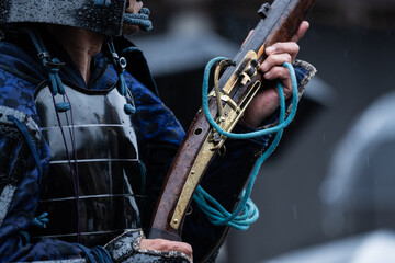 火縄銃を持つ鎧武者
