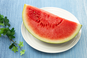 カットした西瓜　水色背景