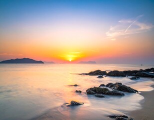 Obraz premium 海沿いの夕陽が綺麗な風景、青い空にうっすら夕暮れが翳る綺麗な風景