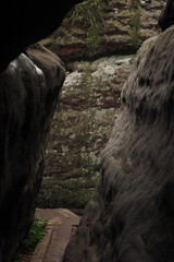 Wąskie przejścia wśród skał  © vofchok