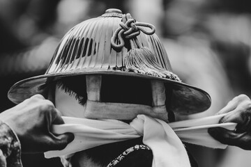 陣笠を被り鉢巻を締める人物