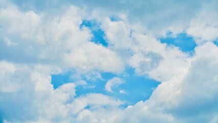雲の隙間から覗く青空