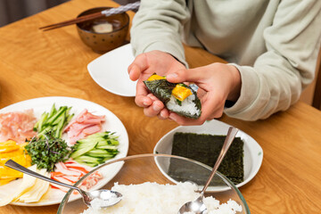 手巻き寿司をする家族 © asu0307